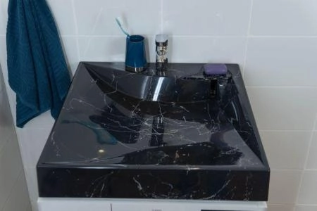 Раковина Marko над стиральной машиной Твист Черный Мрамор 60х60 с кронштейнами