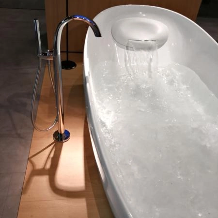 TOTO NEOREST Ванна 2200x1050x780 мм, отдельностоящая, со сливом-перел, подгол.с сифоном,с гидро- и аэромасс.,с эффектом невесомости, цвет: белый