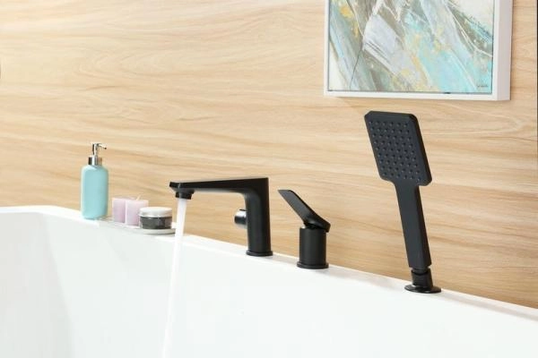 Смеситель Lemark Bronx LM3745BL на борт ванны , черный