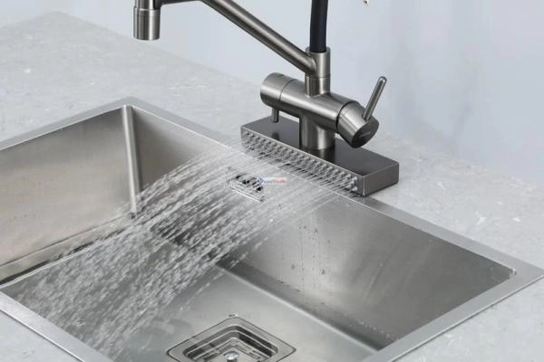 Смеситель для кухни Gappo G4098-9 с водопадом оружейная сталь