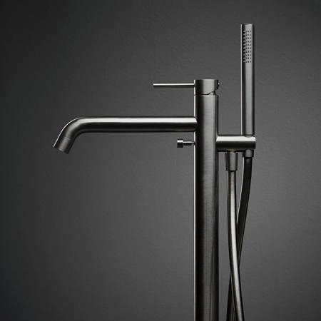 Newform X-STEEL 316 Смеситель для ванны напольный, излив 243 мм, в комплекте руч. душ, шланг, без встраиваемой части, цвет: нержавеющая сталь