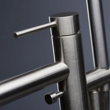 Newform X-STEEL 316 Смеситель для ванны напольный, излив 243 мм, в комплекте руч. душ, шланг, без встраиваемой части, цвет: нержавеющая сталь