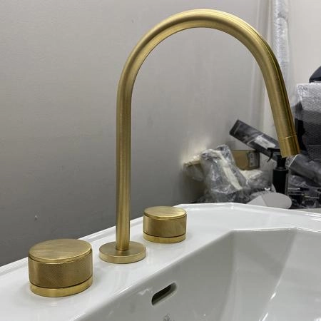Gattoni MD Смеситель для раковины, на 3 отв., ручки SAN GIULIO, с донным клапаном, цвет: золото матовое шлифованное