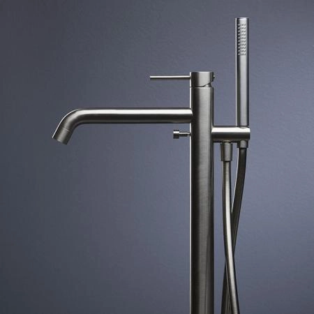 Newform X-STEEL 316 Смеситель для ванны напольный, излив 243 мм, в комплекте руч. душ, шланг, без встраиваемой части, цвет: нержавеющая сталь