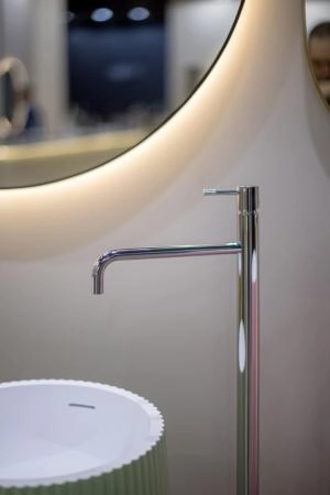 Смеситель для умывальника Boheme напольный Uno Chrome 107-CR