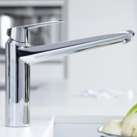 Смеситель Grohe Eurodisc Cosmopolitan 33770002 для кухни с низким изливом
