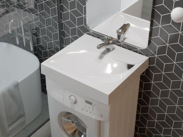 Раковина Madera над стиральной машиной List 60*55 с кронштейнами